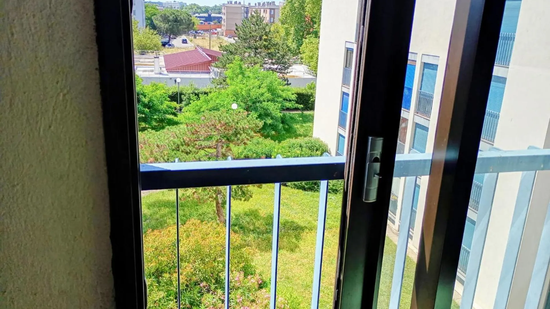 Apartment With Balconies Near Park Toulouse